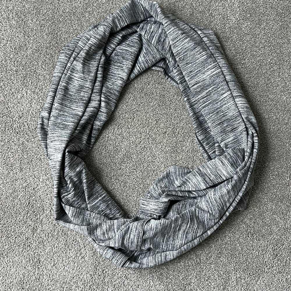 Ladies lulu lemon snap infinity scarf heather grey